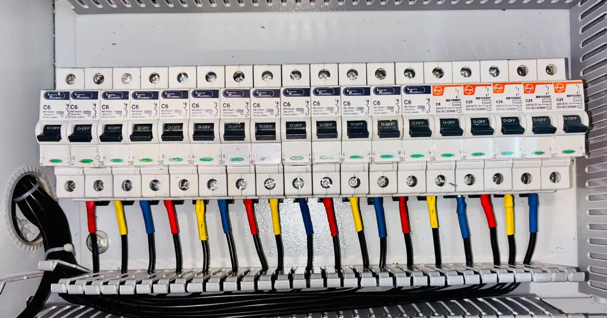Tableau électrique avec une rangée de disjoncteurs