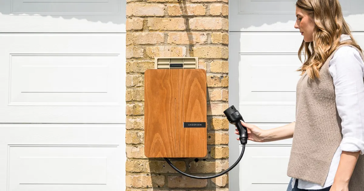Borne de recharge dans un garage de maison