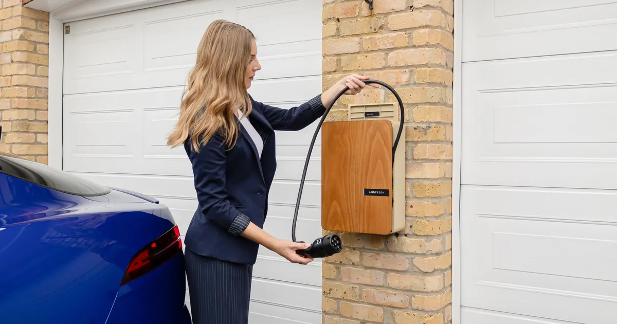 Voiture électrique en charge sur une borne