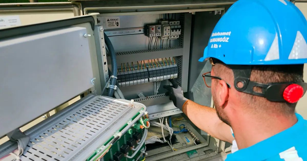 Électricien intervenant sur une installation électrique